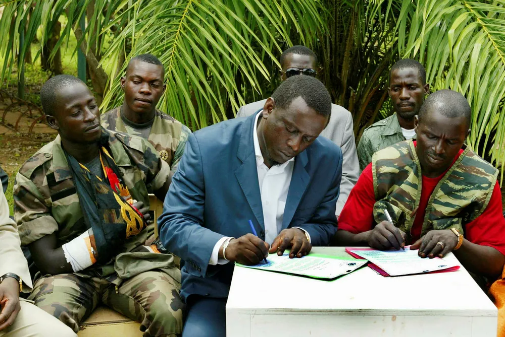 Senegals tidligere utenriksminister Cheikh Tidjane Gadio (midten) er arrestert i USA, sammen med Hongs Kongs tidligere innenriksminister. De to er tiltalt for å ha betalt store bestikkelser til afrikanske ledere og deres familier i bytte om oljeavtaler og tjenester på vegne av et kinesisk selskap. Foto: Patrick Robert/Corbis via Getty Images