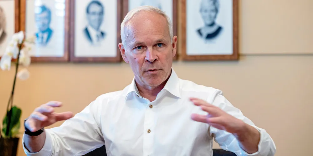 Avtroppende, men tydelig: Jan Tore Sanner mener det vil være ufornuftig å innføre eksportavgift på strøm for å redusere strømprisen. – En bør være varsom med å forstyrre prissignalene i kraftmarkedet, sier han.