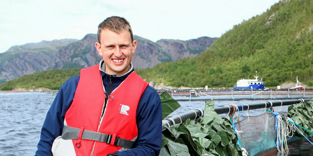 Lars Berg-Hansen trives ved merdkanten.