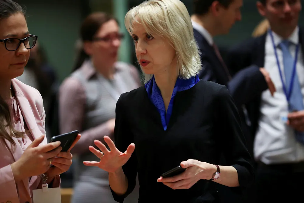 Den tsjekkiske finansministeren Alenka Schillerova satte fredag foten igjen ned.