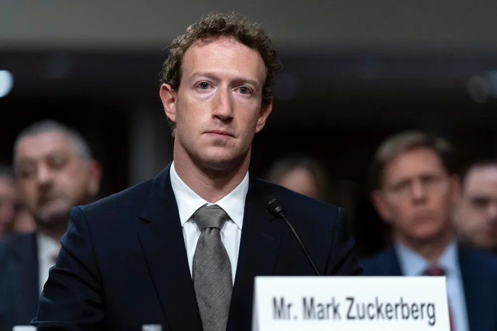 USA mangler regulering av sosiale medier, men det har ikke stanset foreldre, lærere og andre organisasjoner fra å saksøke den «sosiale» giganten. Her vitner Meta-sjef Mark Zuckerberg for Senatets justiskomité om barns sikkerhet på nett den 31. januar i år.