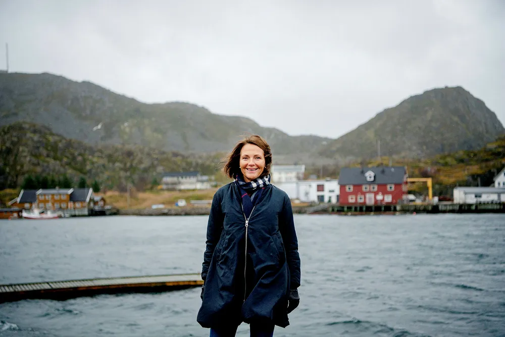 Daglig leder Line Ellingsen i Ellingsen Seafood driver lakseslakteri på øya Skrova i Lofoten.
