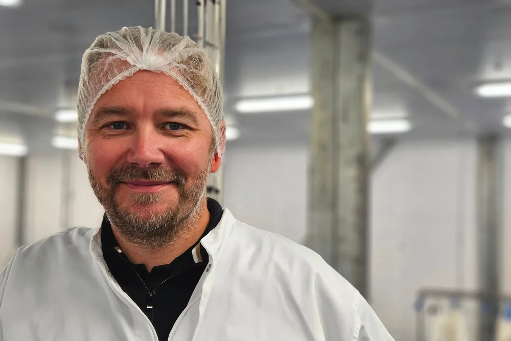 Har satset på USA i ti år: Alf-Gøran Knutsen er administrerende direktør i Kvarøy Fiskeoppdrett. Her avbildet utenfor foredlingsanlegget til 1814 Salmon på Eidsvoll, hvor Kvarøy er medeier.