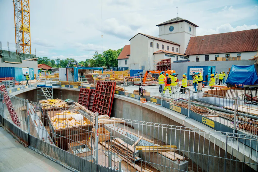 Tomten utenfor det gamle Vikingskipsbygget i Oslo er en byggeplass. Det kan først gjenåpne i 2027 etter rødgrønne budsjettkutt, skriver direktøren.