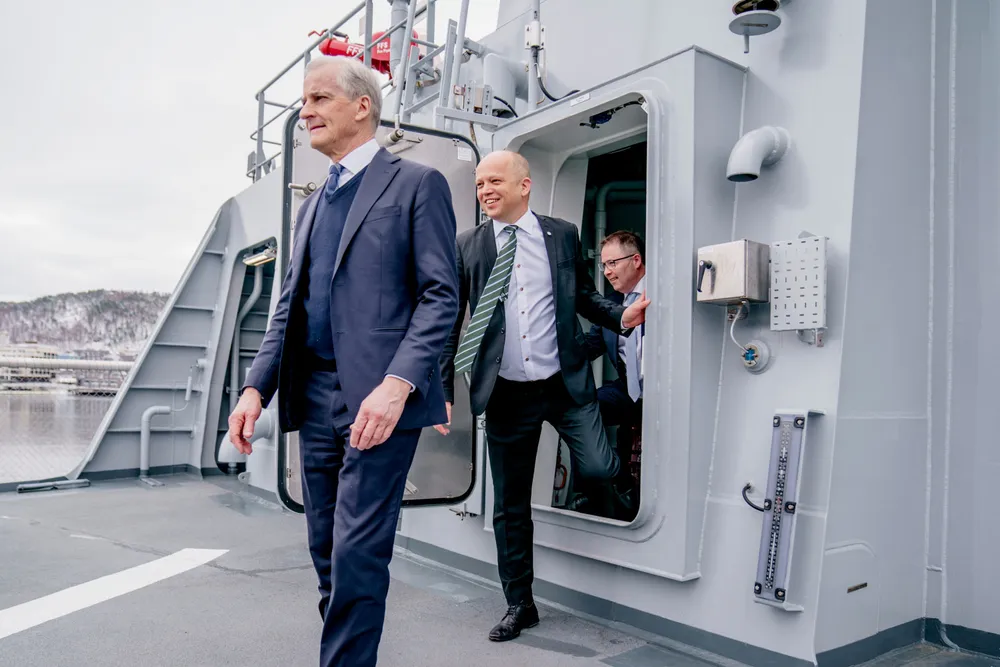Statsminister Jonas Gahr Støre, finansminister Trygve Slagsvold Vedum og forsvarsminister Bjørn Arild Gram fremla ny langtidsplan for Forsvaret forrige uke, på kystvaktskipet KV «Bjørnøya».