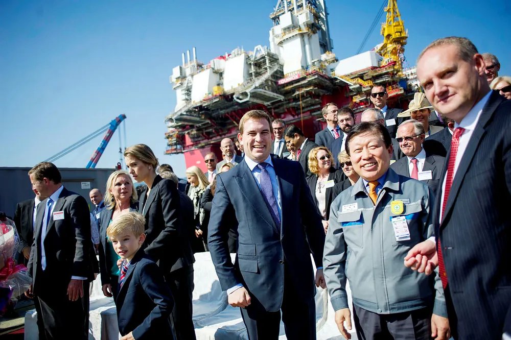 Frederik Wilhelm Mohn (i midten) var i storslag under dåpen av de fire nye riggene i Sør-Korea i 2014. Til venstre sønnen Alexander, kona Katerina Mohn, til høyre Mr. Jaeho fra Daewoo og Songa-sjef Bjørnar Iversen. Foto: Mikaela Berg