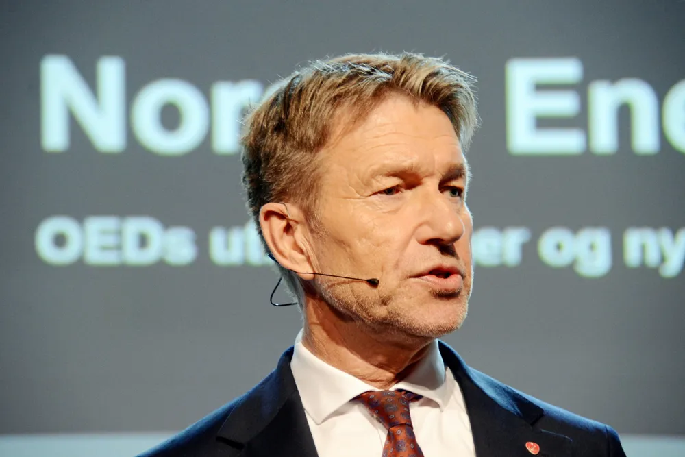 Energiminister Terje Aasland (Ap) frykter for EØS-avtalen med tanke på det store etterslepet som har hopet seg opp på hans vakt.