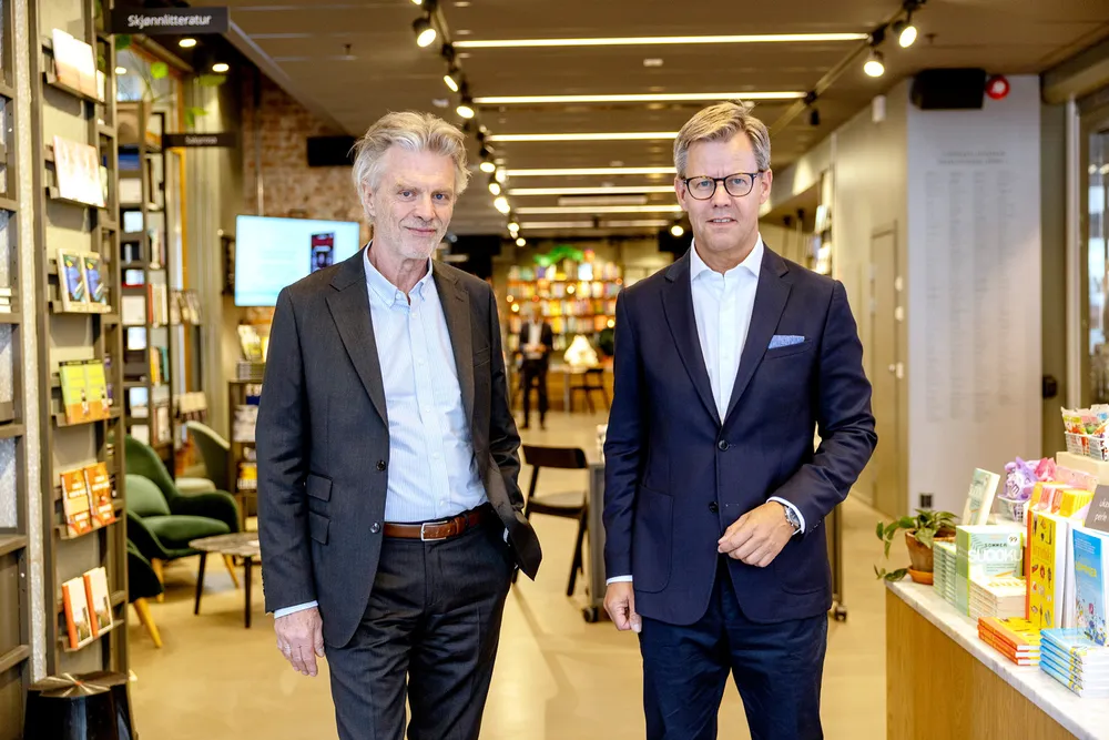 Forlagsdirektør Tom Harald Jenssen (venstre) og Egmonts toppsjef Steffen Kragh avbildet i bokkafeen til Cappelen Damm i Oslo. Det danske mediekonsernet har eid halvparten av aksjene i det norske forlaget en årrekke, og sikrer seg nå resten.