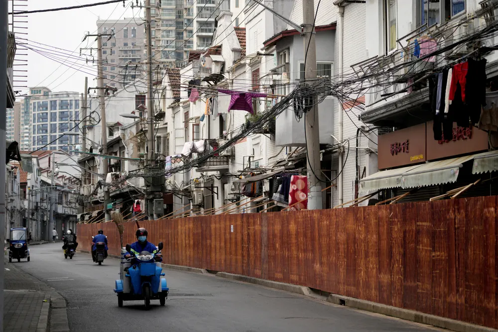 Kina fastholder på nullsmittestrategien og har i løpet av mars stengt ned storbyer som Shenzhen og Shanghai.