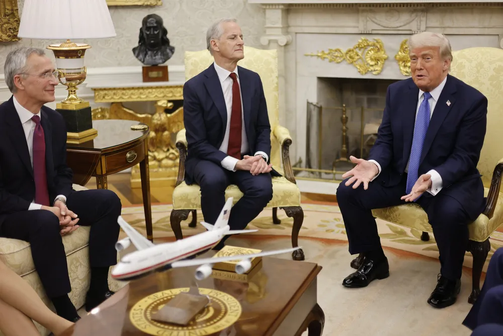 De vil gjerne være den beste, sterkeste, vakreste og rikeste i rommet, skriver psykologen om narsissister. Jonas Gahr Støre og Jens Stoltenberg møtte Donald Trump forrige torsdag.