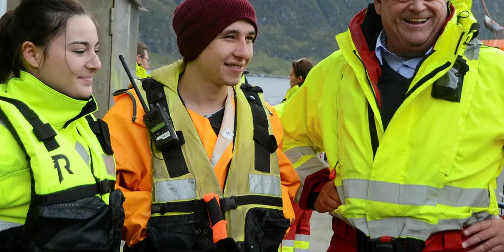 FIKK MØTE ELEVER: Fiskerimister Harald Tom Nesvik møtte blant andre lærlingene Cèline Thomè og Thomas Midtvik på oppdrettsanlegget til Marine Harvest i Fåfjorden ved Måløy tidligere i år.