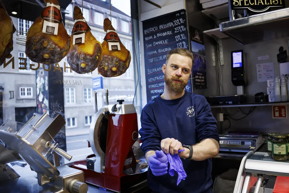 Torstein Sørum er butikksjef på Gutta på Haugen. Han forteller at prisøkningene på utenlandsk ost har bidratt til oppsving for norsk ost, og én spesiell type skinke fra Italia.