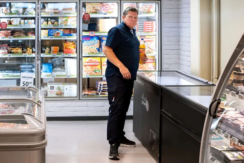 Butikkeier Lars Jølstad frykter han må stenge ned hele butikken for å unngå konkurs, hvis hyttekundene forsvinner. – Jeg har en dårlig følelse, for jeg hører jo hva kundene våre snakker om.