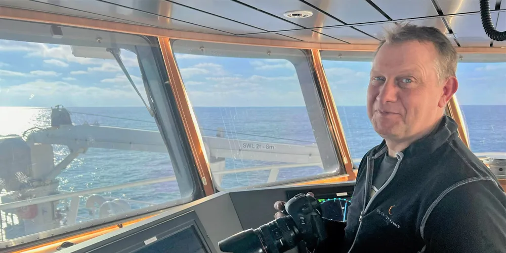 Skipper Henning Flusund (55) fra Fosnavåg er ivrig hobbyfotograf. Han dokumenterer hverdagen på reke- og hvitfisktråleren «Remøy» fra Fosnavåg.