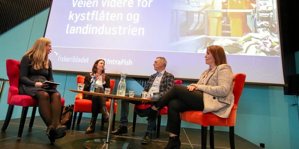 Forsker Guri Hjallen Eriksen i Salt Lofoten, fiskeridirektør Frank Bakke-Jenssen og Aps fiskeripolitiske talsperson Karianne Bråthen snakket om rammebetingelser sammen med nyhetsredaktør Camilla Aadland (til venstre).