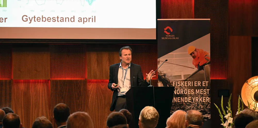 Loddeforskningen vakte stort engasjement fra salen under årsmøtet til Norges Sildesalgslag 2023. På bildet orienterer forsker Leif Nøttestad.