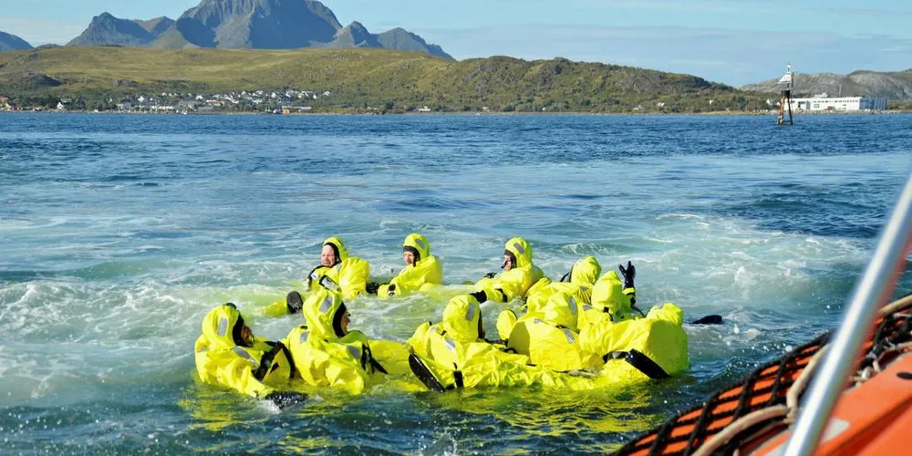 Sjøøvelse: En del av sjøøvelsen er å bli droppet i sjø for å teste flyteevnen til draktene.Foto: Alf Fagerheim
