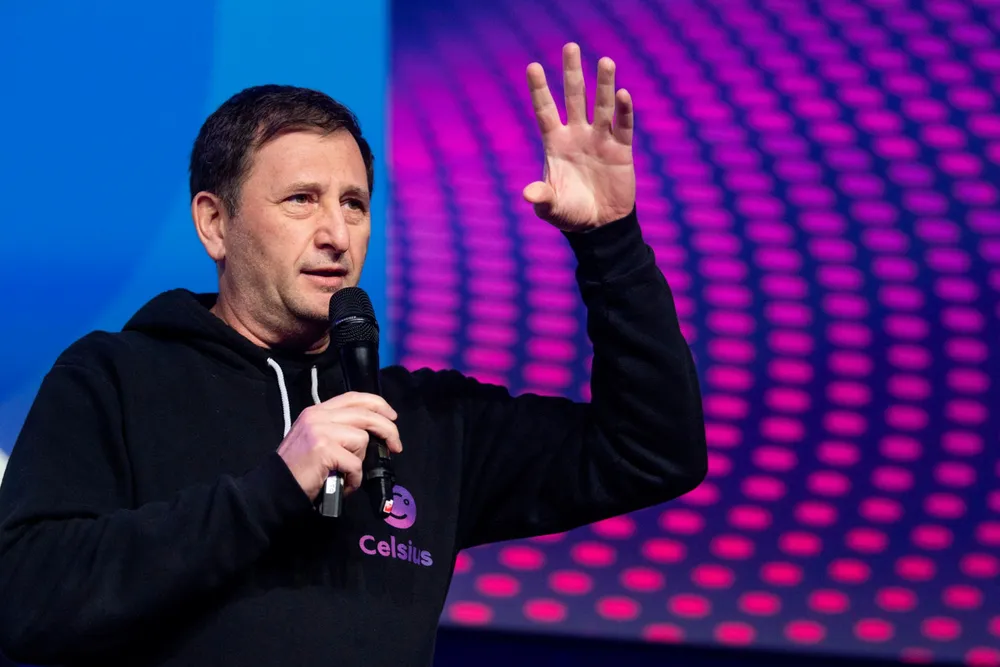 Alex Mashinsky gikk av som toppsjef i Celsius i høst. Kryptoselskapet fungerte litt som en bank, med skyhøye renter på kundenes innskudd. Etter kollapsen kom anklager om pyramidespillvirksomhet.