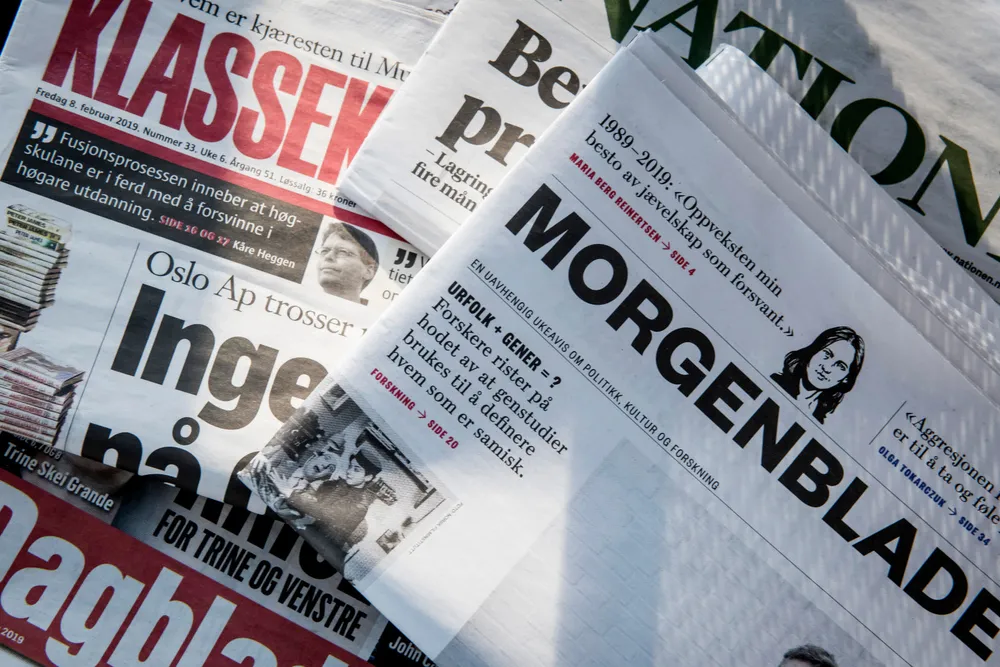 Trykk og distribusjon av papiraviser koster årlig tusener per abonnent. Et lesebrett i A4 med e-Ink koster et par tusen og varer i flere år, skriver Tobias Dahl.