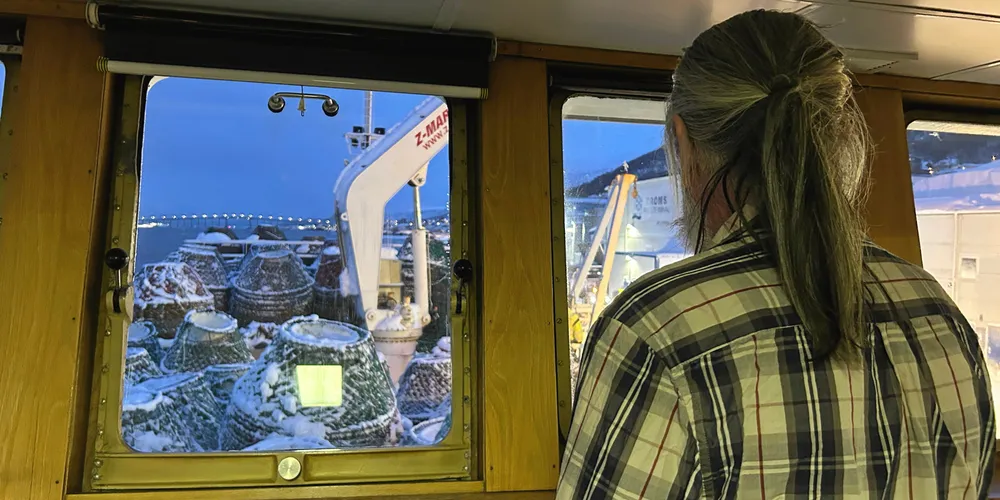 Skipper Kjell Endresen på snøkrabbebåten «Prowess» i Tromsø før avreise. Under aktivt fiske er det ikke plass til å ta alle teinene på dekk – det kan også være farlig med tanke på ising.
