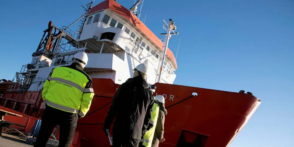 KONTROLL: Inspektører fra Interpol og Sjøfartsdirektoratet på inspeksjon på ett skip.Foto: SJØFARTSDIREKTORATET