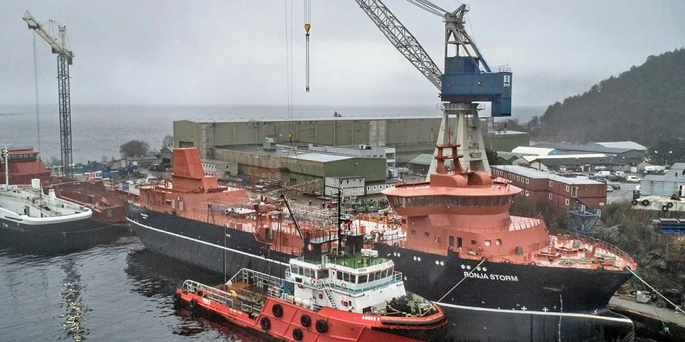 Skroget til «Ronja Storm» ved Havyard-verftet i Leirvik i Sogn.
