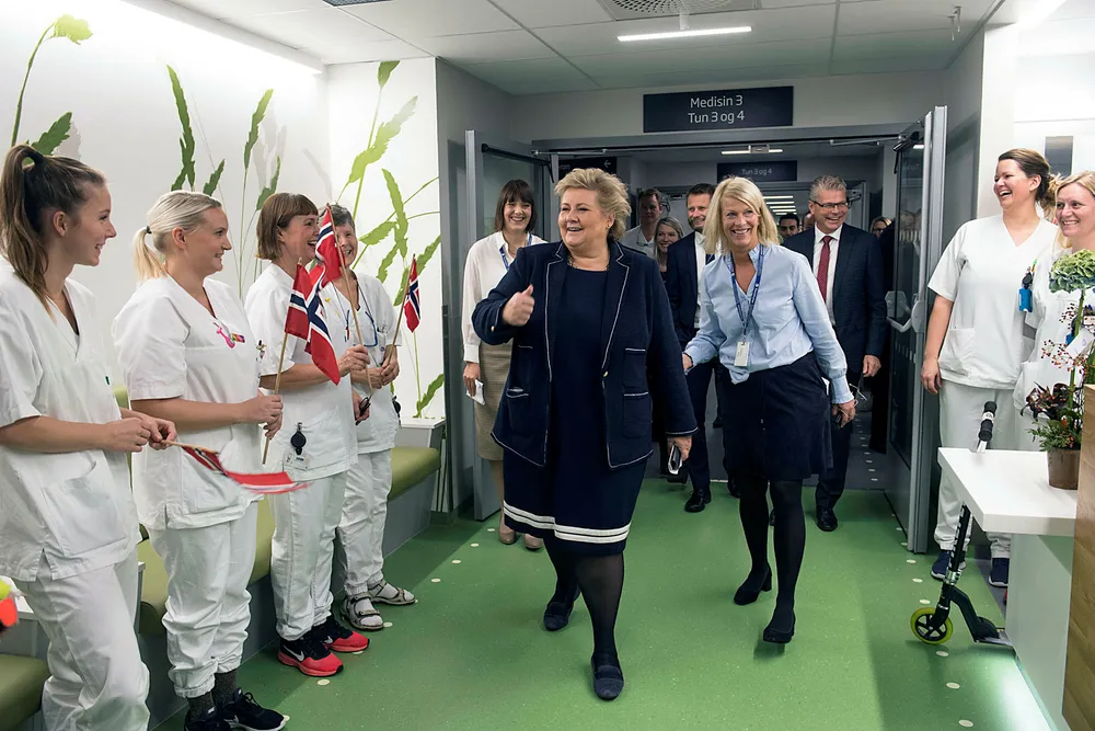 «Fritt behandlingsvalg gir private aktører en fri etableringsrett på sykehusenes regning. Det er nytt i Norge,» skriver Johna Gahr Støre. Her fra når statsminister Erna Solberg åpnet et nytt sykehusbygg ved Haraldsplass Diakonale Sykehus.