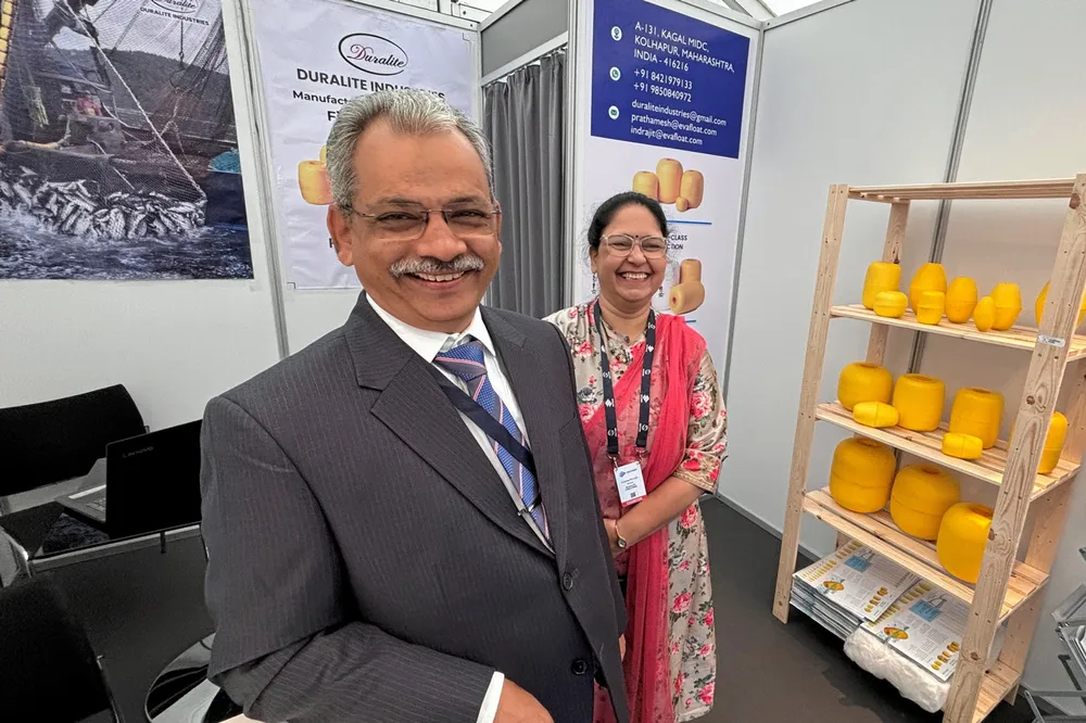 Kanchan og Indajit Pujari fra Duralite Industries prøver å selge garnblåser til nordmenn under Nor-Fishing-messen i Trondheim.