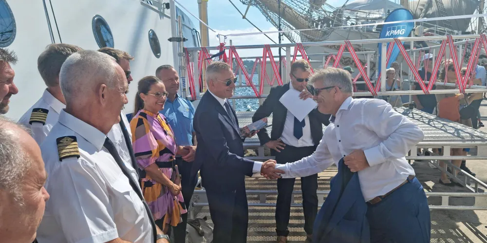 Fiskeridirektoratet gjennomførte dåp av fartøyet «Fjorgyn» onsdag, under Arendalsuka. På bildet ser vi blant annet fiskeridirektør Frank Bakke-Jensen (t, v.) hilse på fiskeriminister Bjørnar Skjæran.