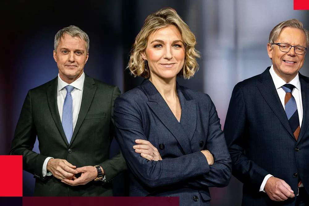 I statsbudsjettet for 2023 fjernet regjeringen momsfritaket for elektroniske nyhetstjenester, altså nyheter som bruker lyd og levende bilder, uten noen forutgående utredning eller høring, skriver TV 2-sjef Olav T. Sandnes. På bildet ses TV 2s programledere Sturla Dyregrov, Guri Solberg og Arill Riise.