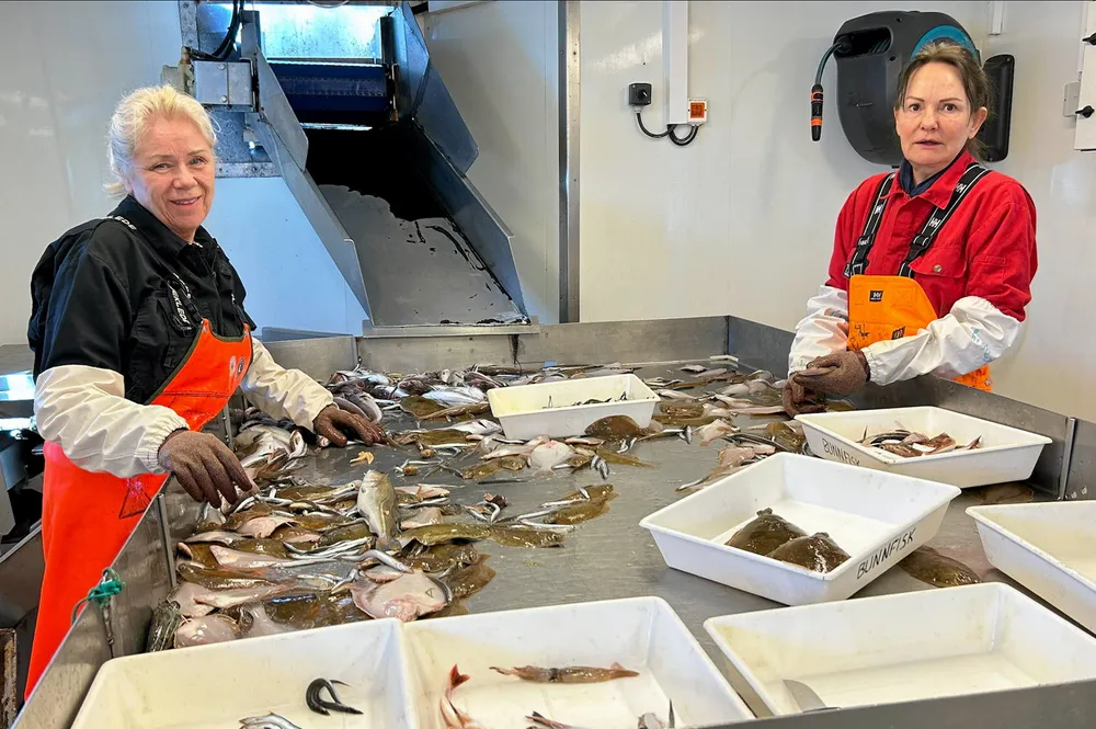Fra tobistokt med «Johan Hjort». Hildegunn Mjanger (t.v.) og Lisbet Solbakken.