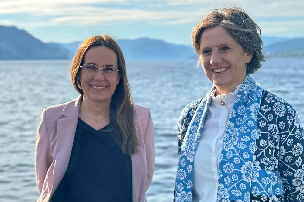 Marianne Sivertsen Næss og Kjersti Toppe presenterte planene for Fedje-ubåten. De vurderer å fjerne kvikksølvet fra ubåten.