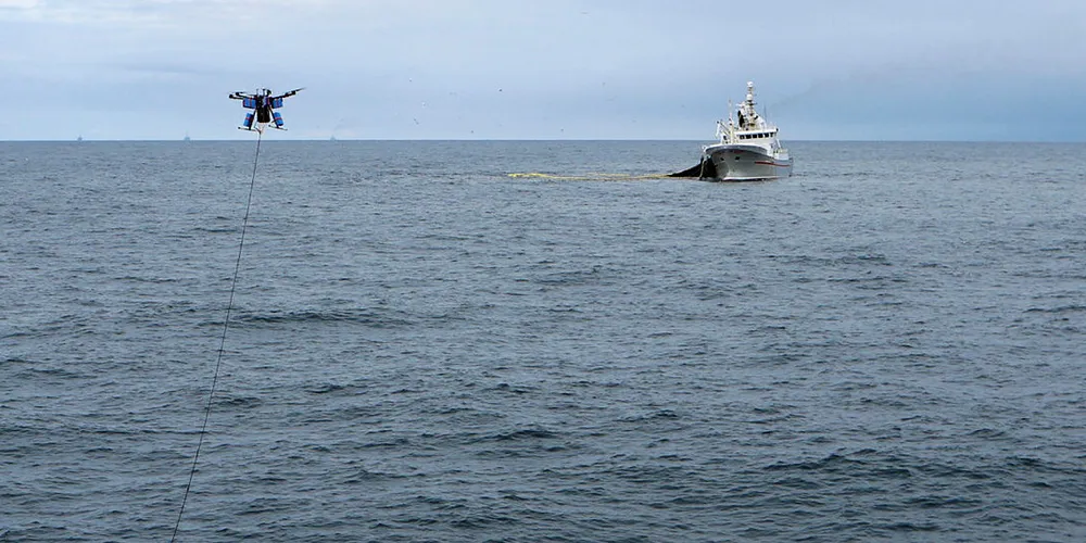 DRONER: Det stilles spørsmål om lovligheten etter at kystvakta har tatt i bruk droner for å overvåke fiskefartøy. Dette bildet er fra Havforskningsinstituttet bruker droner for å finne sildestimer.