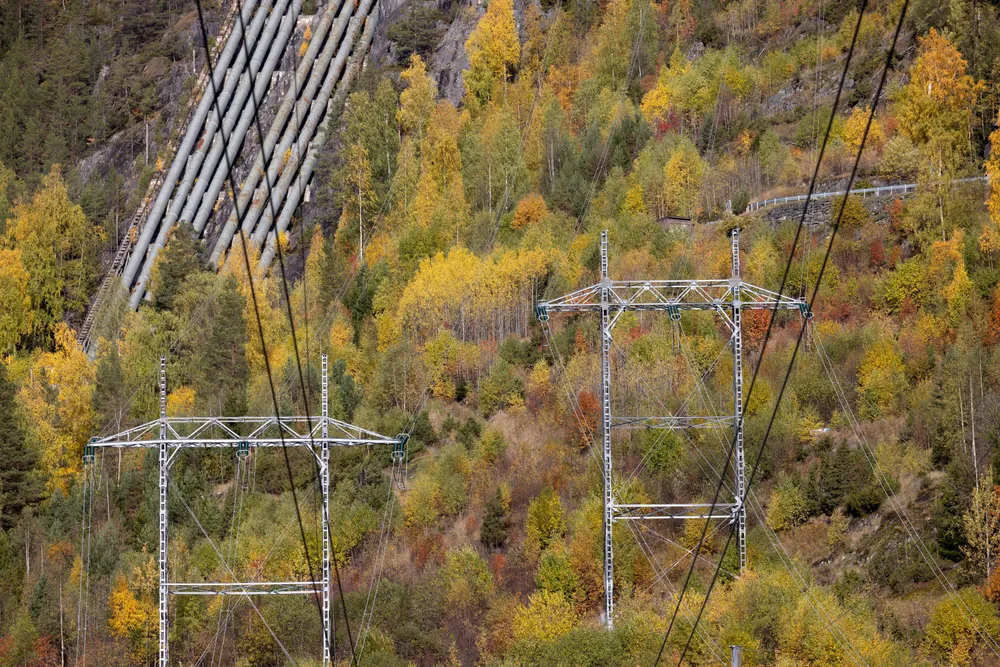 Myndighetene gir i enkelte tilfeller strømstøtte med én hånd og tar med den andre, i form av økte strøminntekter til det offentlige, skriver Geir H.M. Bjertnæs. Bildet: Nore I-anlegget utnytter fallet mellom Tunhovdfjorden ned til Rødberg sentrum i Numedal.