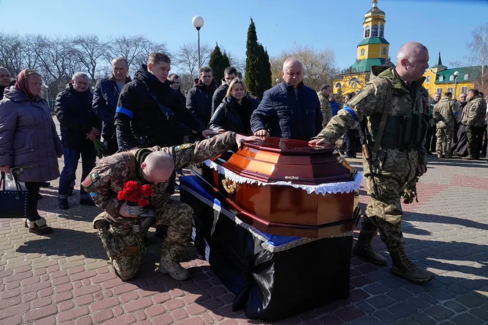 Russland velger krig og død, skriver Asle Toje. Her tar ukrainske soldater et siste farvel med offiser Velerij Gudz som ble drept i kamp mot russiske styrker utenfor hovedstaden Kyiv.