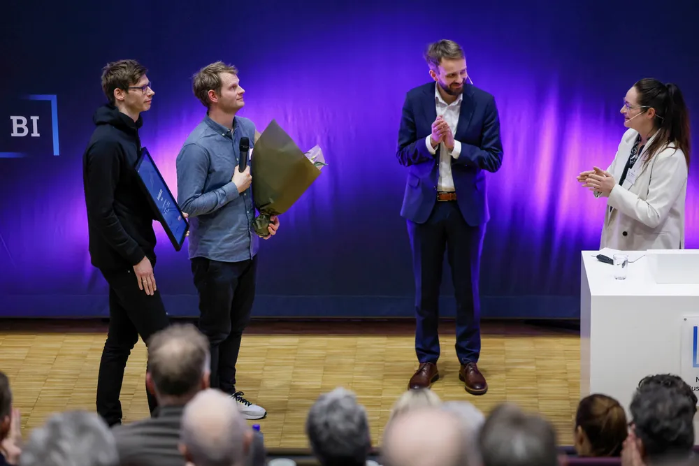 Gründer-brødrene Sverre (til venstre) og Trond Simonsen var uvitende om at de var vinnere i den nasjonale Gaselle-kåringen. Her blir de tatt på sengen av DNs sjefredaktør Janne Johannessen og næringsminister Jan Christian Vestre under utdelingen på BI.