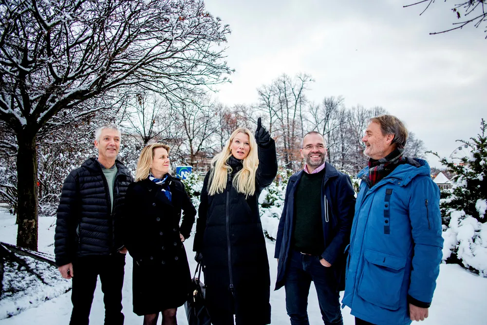 Sjeføkonom Kari Due-Andresen peker på mørke skyer i horisonten for global økonomi. Fra venstre: Steinar Holden, Hilde Bjørnland, Kari Due-Andresen, Ragnar Torvik og Knut Røed.