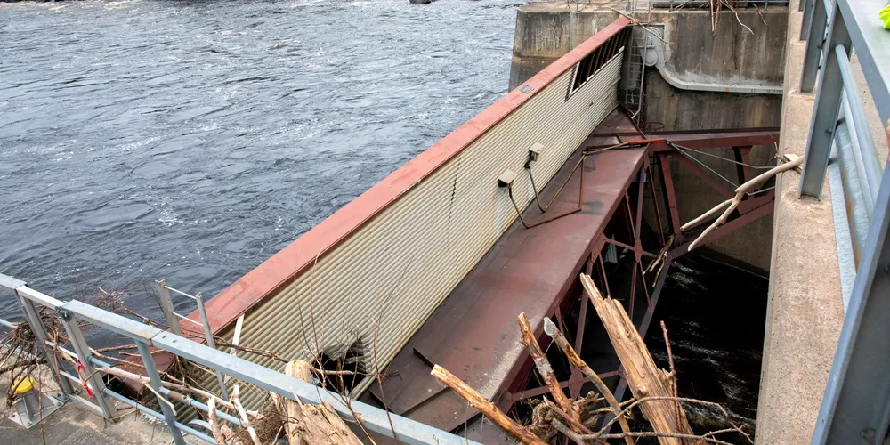 Slik så det ut oppe i en av lukene som normalt brukes til å slippe vann gjennom dammen til Braskereidfoss kraftverk, da Europower besøkte kraftverket 18. august.