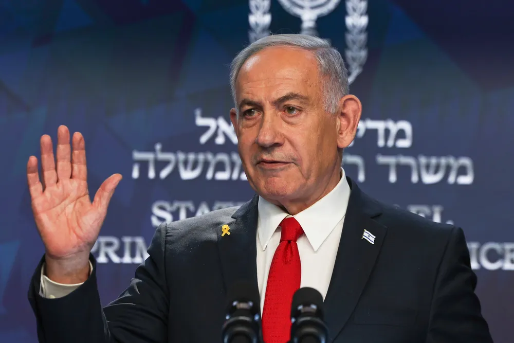 Israel statsminister Benjamin Netanyahu mener at å drepe ayatolla Ali Khamenei vil bety en slutt på krigen mellom Israel og Iran