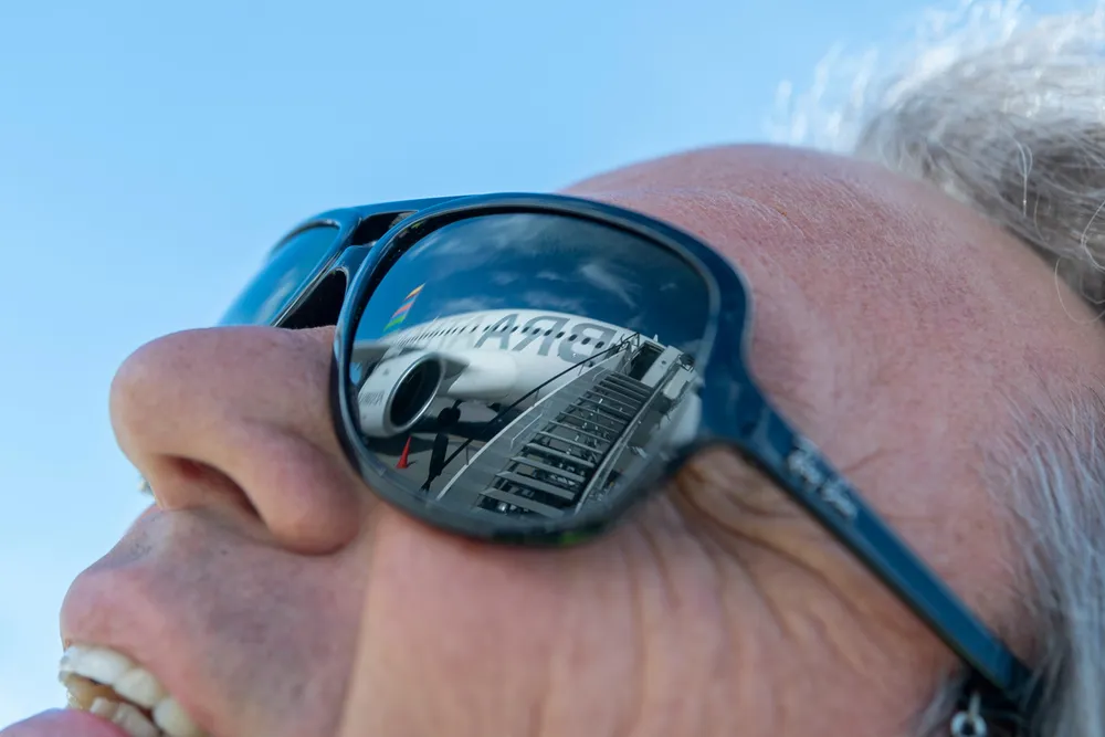 Investor og flyarving Per G. Braathen er tilbake på Oslo lufthavn med et jetfly i Braathens-farger denne sommeren. For tiden er flyene stort sett stappfulle med charterturister.