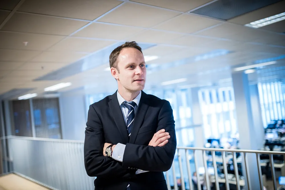 Valutastrateg Magne Østnor i DNB Carnegie mener dollaren trekkes i ulike retninger.