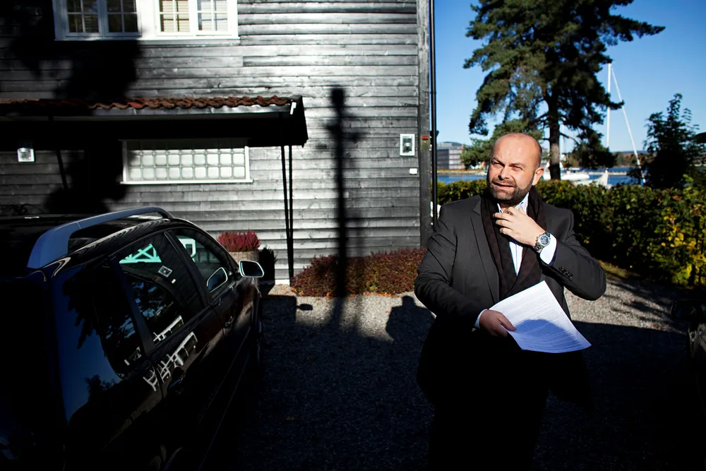 Eiendomsmegler og partner i Nordvik & Partners, Terje Tinholt utenfor sin privatbolig på Lysaker. Den nye boliglånsforskriften vil skape et rush av nye folk som vil ha nye prisvurderinger, og folk som vil kjøpe sekundærboliger før nyttår, mener han. Foto: Thomas T. Kleiven