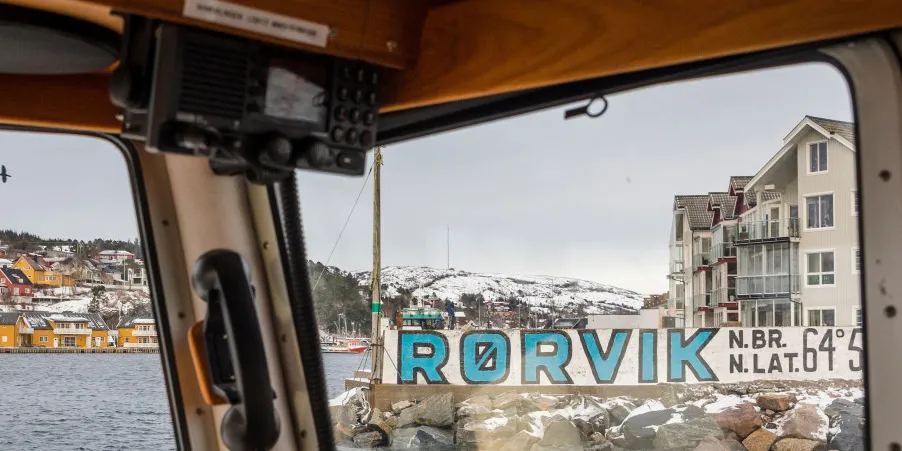Dragkampen om lakseselskapet NTS har vært den store snakkisen i Rørvik i flere uker. Det er små forhold, og alle kjenner noen som jobber i selskapet.
