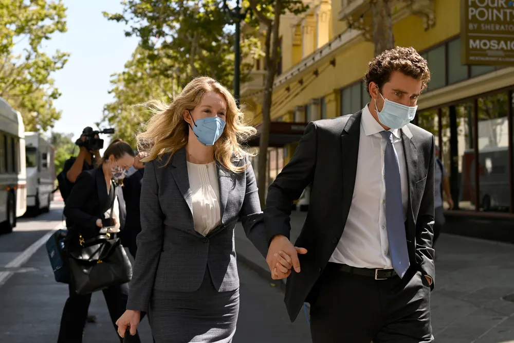 Elizabeth Holmes ved rettsbygningen i San Jose i Silicon Valley, med ektemannen Billy Evans.