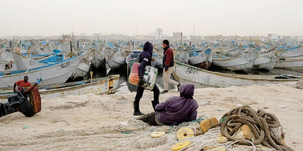 Når norske lakseoppdrettere bruker fôr som inneholder fiskeolje fra Mauritania, betyr dette i ytterste konsekvens at vi prioriterer produksjon av laks for relativt rike forbrukere over både lokal matsikkerhet og lokale jobber i Vest-Afrika. Bildet er fra Port of Nouadhibou.