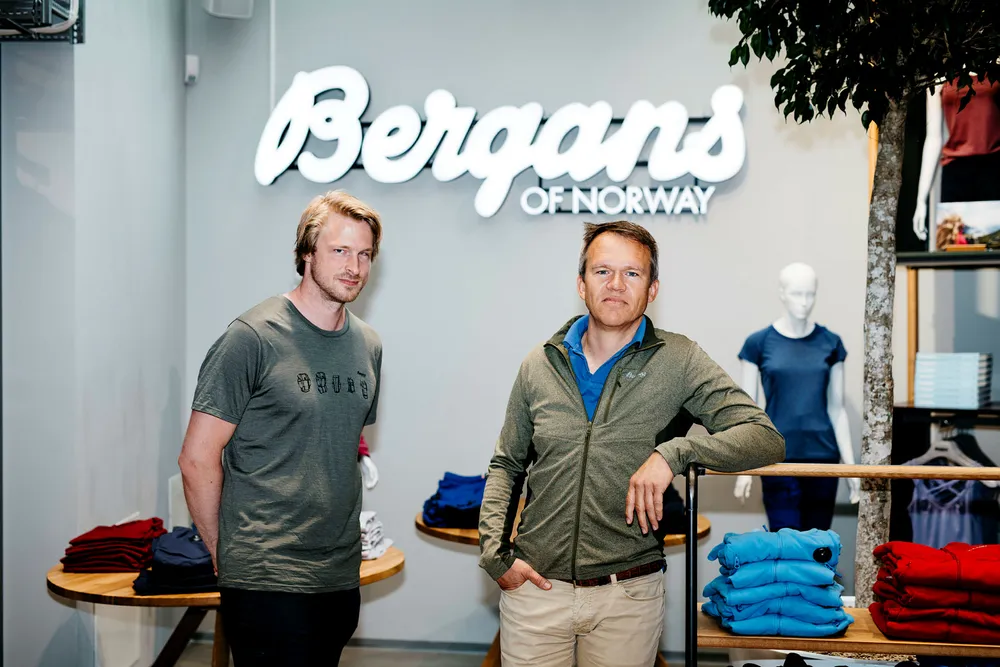 Bergans-sjef Jan Tore Jensen og finansdirektør Jan-Martin Holmen måtte brette opp ermene for å få gjennomført omstillingen mens krisen i sportsbransjen bare eskalerte. Her er de i en av de egeneide butikkene som er opprettet for å drive direktesalg på siden av de tradisjonelle sportskjedene.