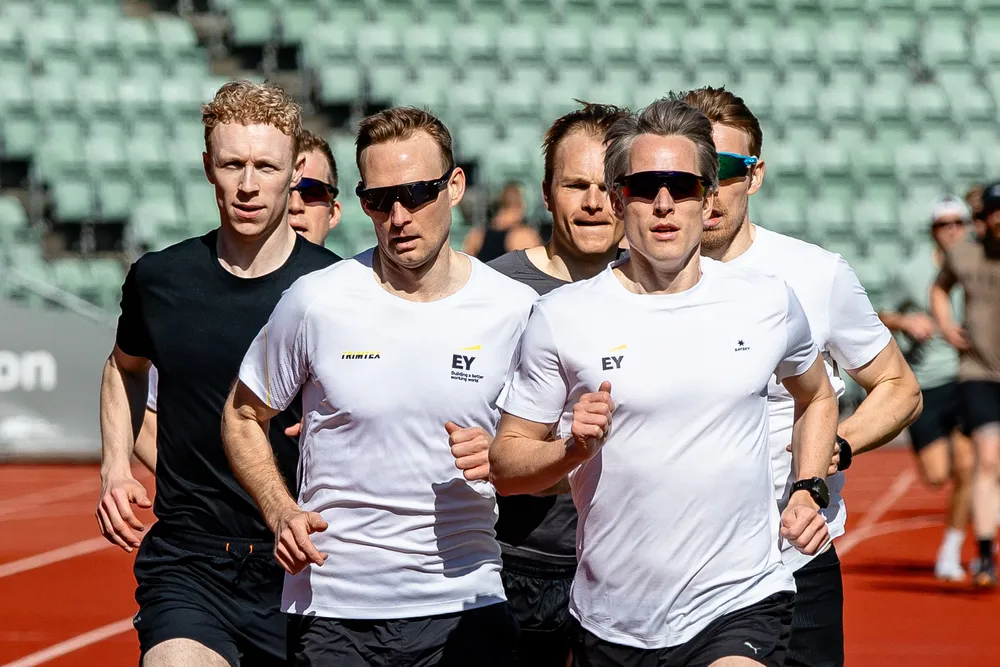 Bedriftene satser knallhardt på Holmenkollstafetten, og i år kunne løperne fra EY nok en gang kalle seg for de raskeste i hele Bedrifts-Norge. Bildet er tatt under uttaksløpet på Bislett stadion.
