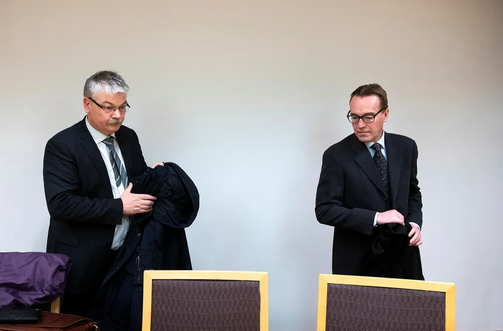Lavos finansdirektør Jens Christian Kuhnle (til høyre) sier de ikke klarer å hente mer kapital til selskapet. Her er han sammen med selskapets advokat Hugo Pedersen Matre da de møtte opp i Oslo tingrett forrige fredag for å forsvare seg mot Alpha Blue Ocean.
