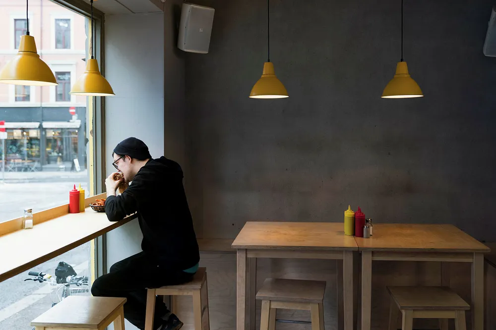 På Munchies kan du nyte en kjapp burger i minimalistiske omgivelser. Foto: Sune Eriksen