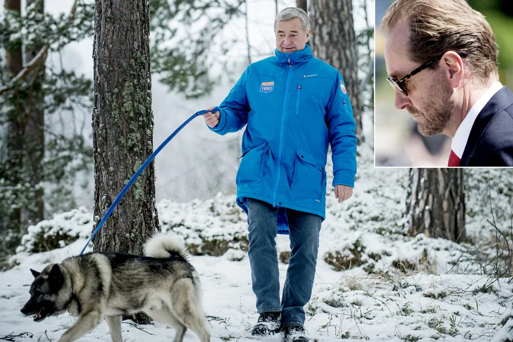 Christen Sveaas (med hund i bånd) advarer om mulige finter fra Kjell Inge Røkke og Aker. Problemstillinger om stemmerett ved avgjørende generalforsamlinger minner om fordums episke slag i Røkkes ferd mot toppen i norsk næringsliv.